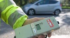 Na českej D3 sa zrazilo auto s autobusom plným detí, ktorý šoféroval na mol opitý šofér