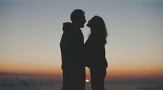 Milenci na dohodu už nie sú tabu. Mladí sa nechcú viazať, vzťahy sa menia