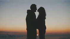 Milenci na dohodu už nie sú tabu. Mladí sa nechcú viazať, vzťahy sa menia