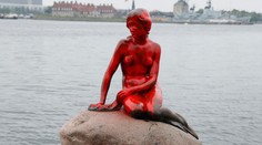 Morskú pannu na protest natreli na červeno