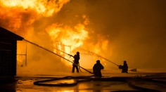 Muž chcel zabiť pavúka plameňometom, zapálil ale celý dom