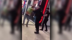 VIDEO: Bitka v českom obchodnom centre. Muž si opakovane odmietal nasadiť rúško