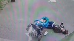 Obrovská rana. Matku zasiahla doska z balkóna rovno do hlavy