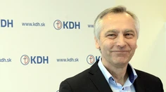 Zverejnenú erotickú komunikáciu s hovorkyňou považuje Figeľ za podvrh
