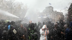 Pri protestoch proti reštrikciám v Anglicku a Belgicku zadržali desiatky ľudí