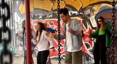 Tanečná skupina, ktorá vás prenesie do 80. rokov. Potrebujú na to iba korčule so štyrmi kolieskami