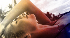 Anjelik išiel donaha. Dokonalé telo zakryl iba piesok