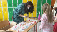 Žiakov čakajú kloktacie testy. Nie všetci sú s tým stotožnení