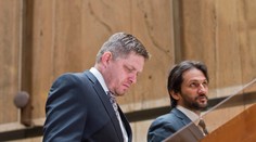 Poslanci si po 19 hodinách dopriali prvú prestávku a Fica odvolávajú ďalej