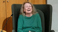 Nobelovu cenu za literatúru udelili Francúzke Annie Ernauxovej