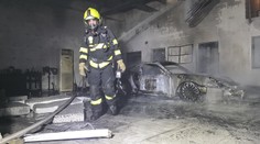 FOTO: Záhadný požiar v českom autosalóne. Pred polnocou odrazu začalo horieť športové auto