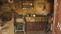 Traja mladíci v noci napadli kameňmi muža na vozíku, ten zraneniam podľahol