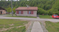 Nešťastie v Brezne: Pred rodinným domom zrazil šofér dodávky ročné dieťa, zraneniam podľahlo