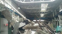 V Bočiari sa zrútila železobetónová strecha valcovne, na mieste zasahujú hasiči