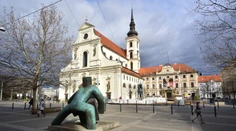 Súd povolil 10-ročnému chlapcovi žalovať svojho otca. Žiada odškodné