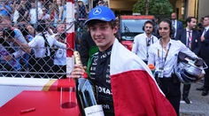 Úzke ulice videli tresty aj červenú vlajku, domáci jazdec havaroval. VC Monaka má najmladšieho víťaza v histórii
