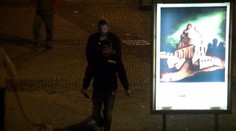 Muži s nožmi naháňali v centre Prievidze skupinu mladých ľudí, všetko zachytila kamera