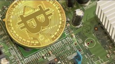 Krypto zmenáreň omylom vyplatila páru cez 10 miliónov eur. Vo veľkom ich utrácali, skončili tak vo väzbe