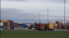 Zamestnanci firmy v Dunajskej Strede počuli buchot a krik. V kontajneri našli utečencov