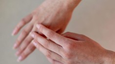 Zima poškodzuje pokožku viac, než si myslíte. Dermatologička radí, čo pomáha