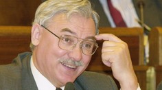 Prípady poslancov, ktorí napriek prešľapom z parlamentu neodišli