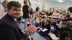 Minister Plavčan sa vrátil do školských čias. Takto žiakom čítal rozprávku