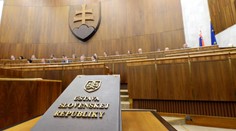 Ústavný súd rozhodol, že plošné previerky sudcov cez NBÚ sú protiústavné