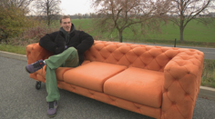 Vojta prestopoval celé Česko s veľkým gaučom. Peniaze, ktoré zarobil, venoval chorej Sofinke