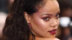 Rihanna prekonala samú seba. Do výstrihu vytlačila všetko, čo sa dalo