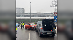 Čelná zrážka v centre Bratislavy. Dvaja ľudia skončili v nemocnici