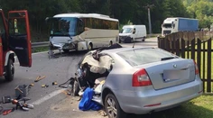 Nehoda ochromila dopravu v Makove. Osobné auto prešlo do protismeru a zrazilo sa s autobusom