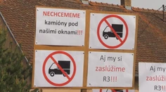 Spia v hluku, boja sa vyjsť z domu. Obyvateľov Dobrej Nivy trápi každodenná nákladná doprava