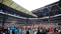 Tragédia na štadióne Wembley: Muž spadol počas koncertu Oasis z tribúny a zomrel