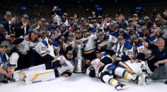 VIDEO: Hráči St. Louis prvýkrát získali Stanleyho pohár, Boston zdolali na jeho ľade