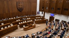 Poslanci na mimoriadnom rokovaní nehlasovali, bolo ich málo. Opozícia hovorí o pokrytectve