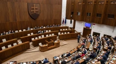 Poslanci na mimoriadnom rokovaní nehlasovali, bolo ich málo. Opozícia hovorí o pokrytectve