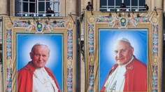 Historická chvíľa vo Vatikáne: Dvaja pápeži vysvätili dvoch predchodcov