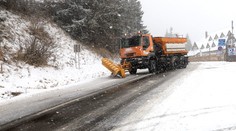 Počasie komplikuje dopravu. Viaceré horské priechody sú pre kamióny uzavreté