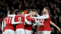 Favoriti Arsenal a Atletico vykročili za postupom víťazne