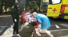 Srdcervúce video: Hysterického chlapca nakazeného COVID-19 odviedli v boxe do nemocnice