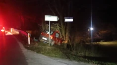 Pri nehode neďaleko Starej Turej zahynula seniorka. Osudným sa jej stal náraz do stromu