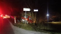 Pri nehode neďaleko Starej Turej zahynula seniorka. Osudným sa jej stal náraz do stromu