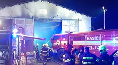 FOTO a VIDEO: Veľký požiar v Malackách: Plamene pohltili celú halu