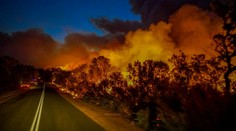 Dve prírodné katastrofy naraz: Na západe Austráliu sužujú požiare, na východe záplavy