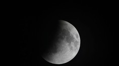 FOTO: Nebo nám ponúklo jedinečné divadlo. Ľudia si mohli vychutnať vzácne zatmenie Mesiaca
