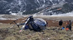 Los vyskočil na chvost nízko letiaceho vrtuľníka, helikoptéra spadla