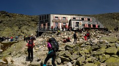 Útoky na nosičov a strážcov aj neuveriteľná vulgárnosť. Turisti v Tatrách strácajú zábrany