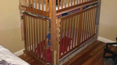 Batoľatám urobili rodičia z postielok malé klietky, v ktorých ich zamykali