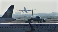 Poplach v Mexiku. Muž otvoril núdzové dvere čakajúceho lietadla a prechádzal sa po krídle