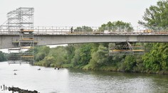 Pod hladinou Váhu zmizol človek. Pátrajú po ňom hasiči